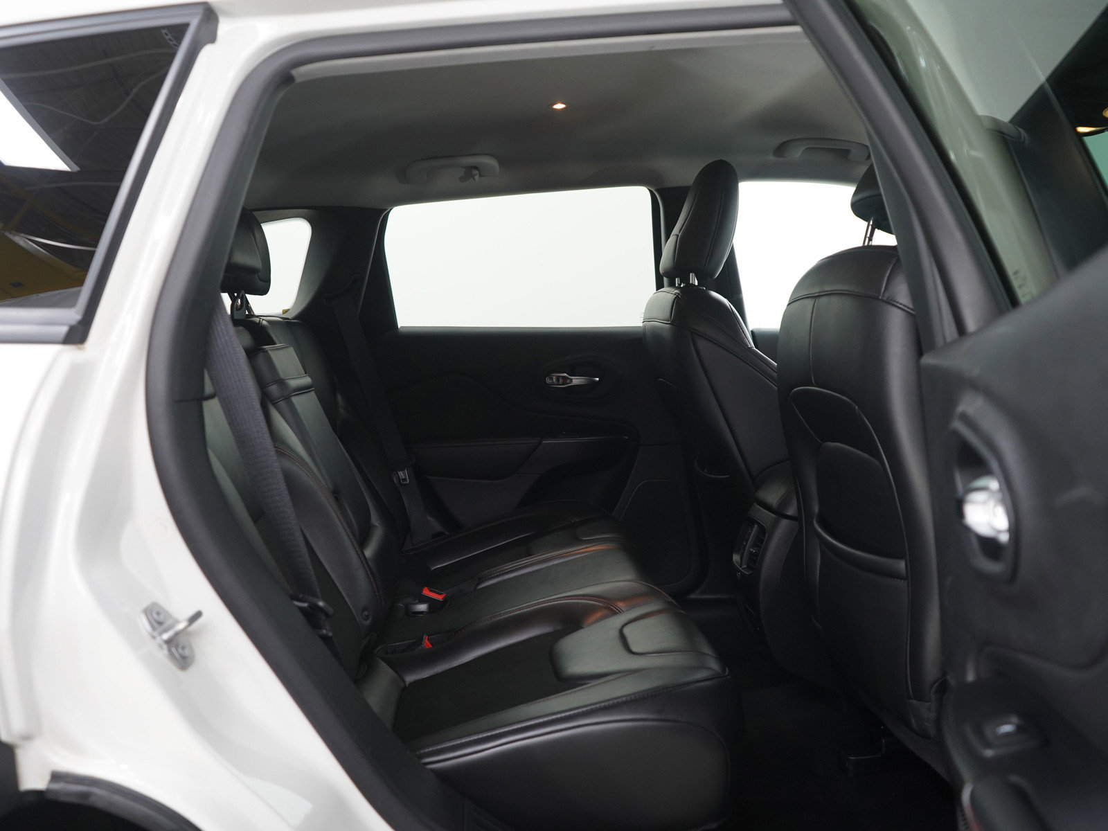 Used 2019 Jeep Cherokee Trailhawk w/ Cold Weather Group image 11