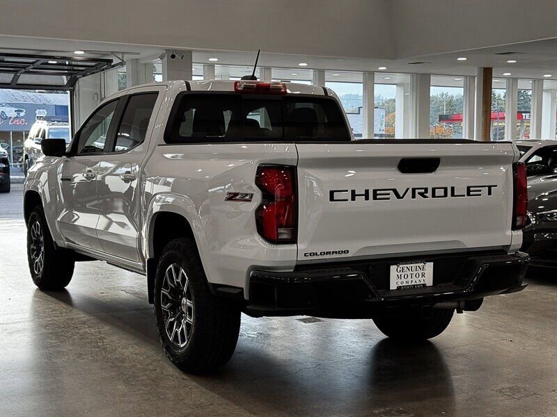 Used 2024 Chevrolet Colorado Z71 w/ Z71 Convenience Package 2 image 4