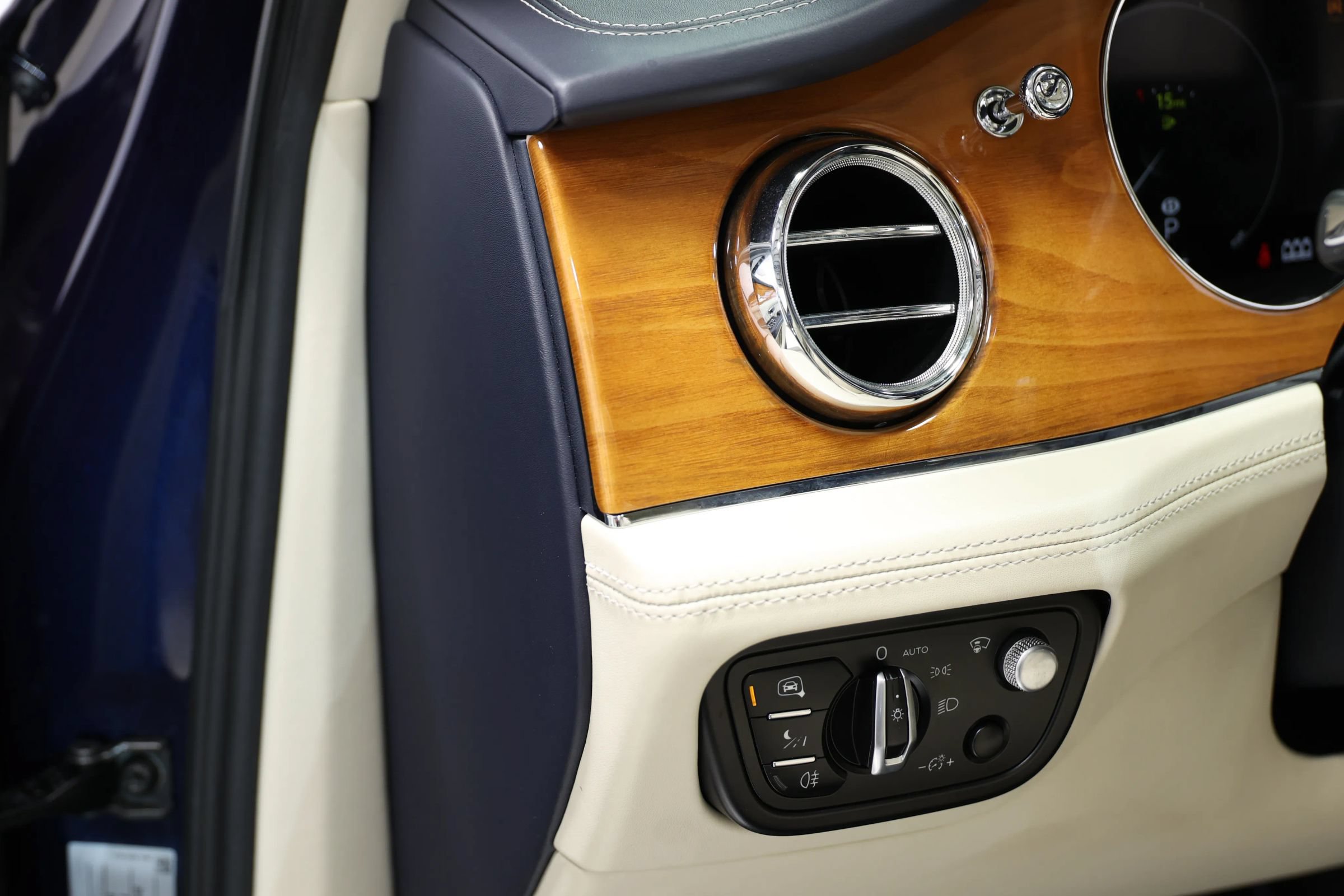 Used 2021 Bentley Bentayga w/ First Edition Specification AWD/4WD image 25