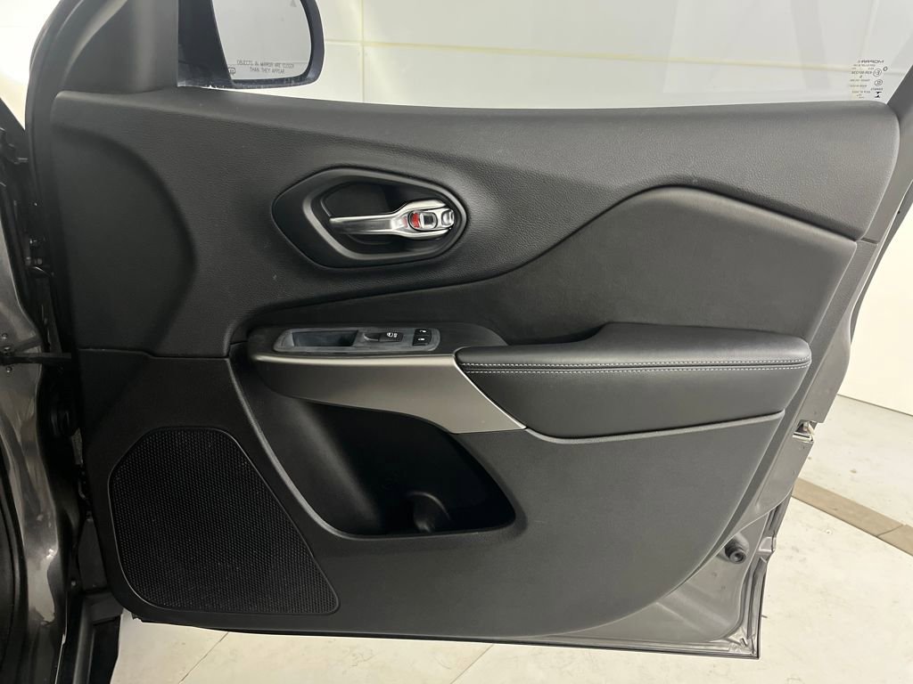 Used 2019 Jeep Cherokee Latitude Plus image 30