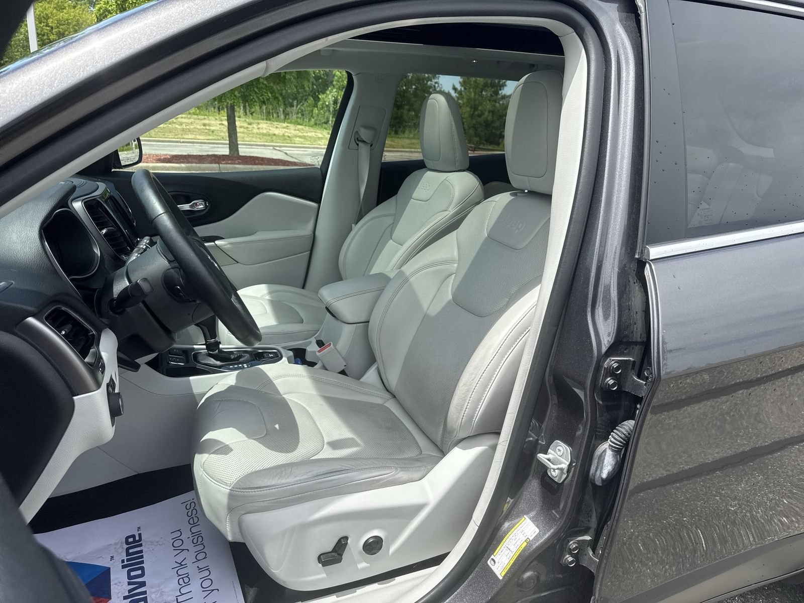 Used 2019 Jeep Cherokee Limited w/ Luxury Group FWD image 10