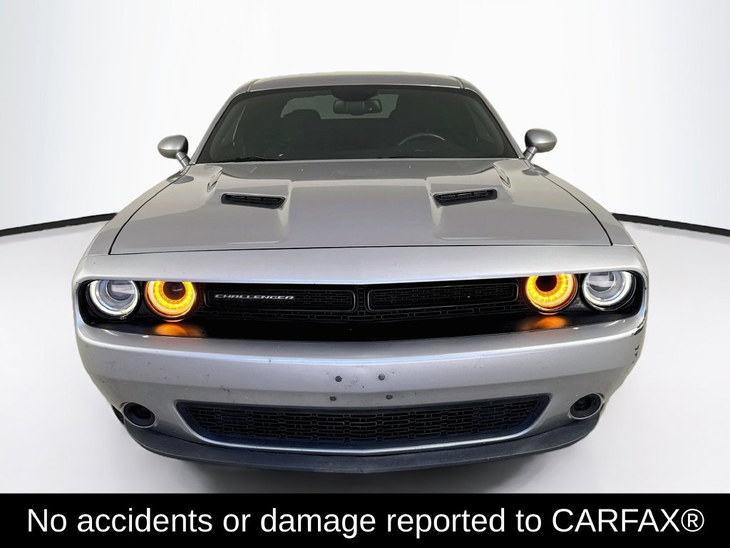 Used 2016 Dodge Challenger SXT RWD image 2
