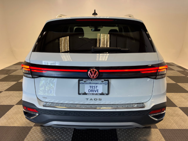 Certified 2025 Volkswagen Taos SE FWD image 4