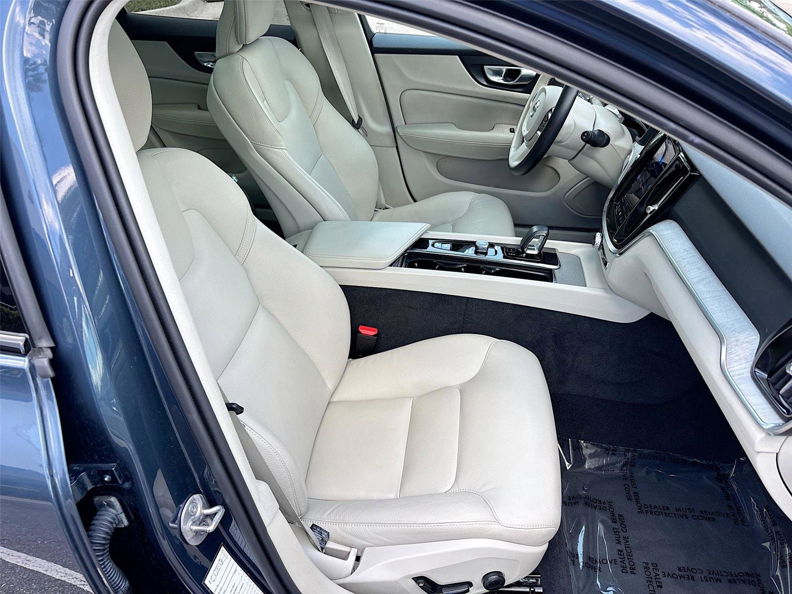 Used 2025 Volvo V60 B5 Cross Country Plus image 29