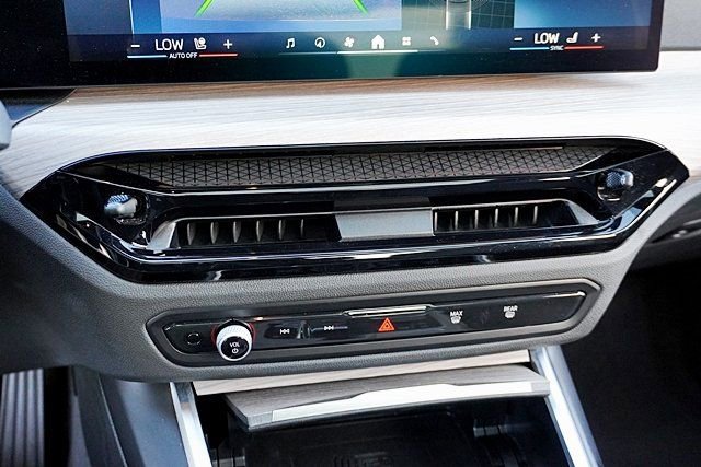 Used 2025 BMW 330i xDrive Sedan w/ Convenience Package image 28