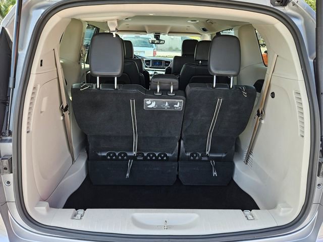Used 2020 Chrysler Pacifica Touring-L image 9