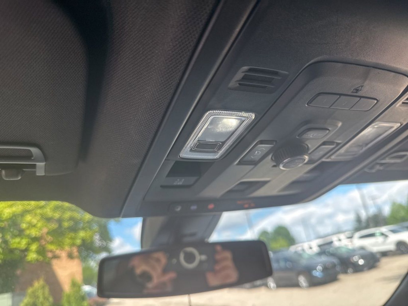 Used 2021 Chevrolet Tahoe Z71 w/ Z71 Off-Road Package AWD/4WD image 14