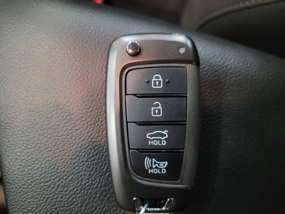 Used 2022 Hyundai Elantra SE image 32