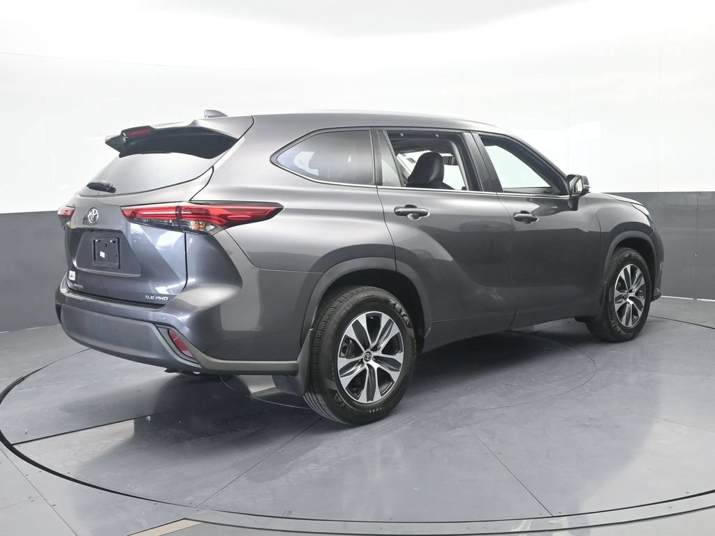 Used 2022 Toyota Highlander XLE AWD/4WD image 6