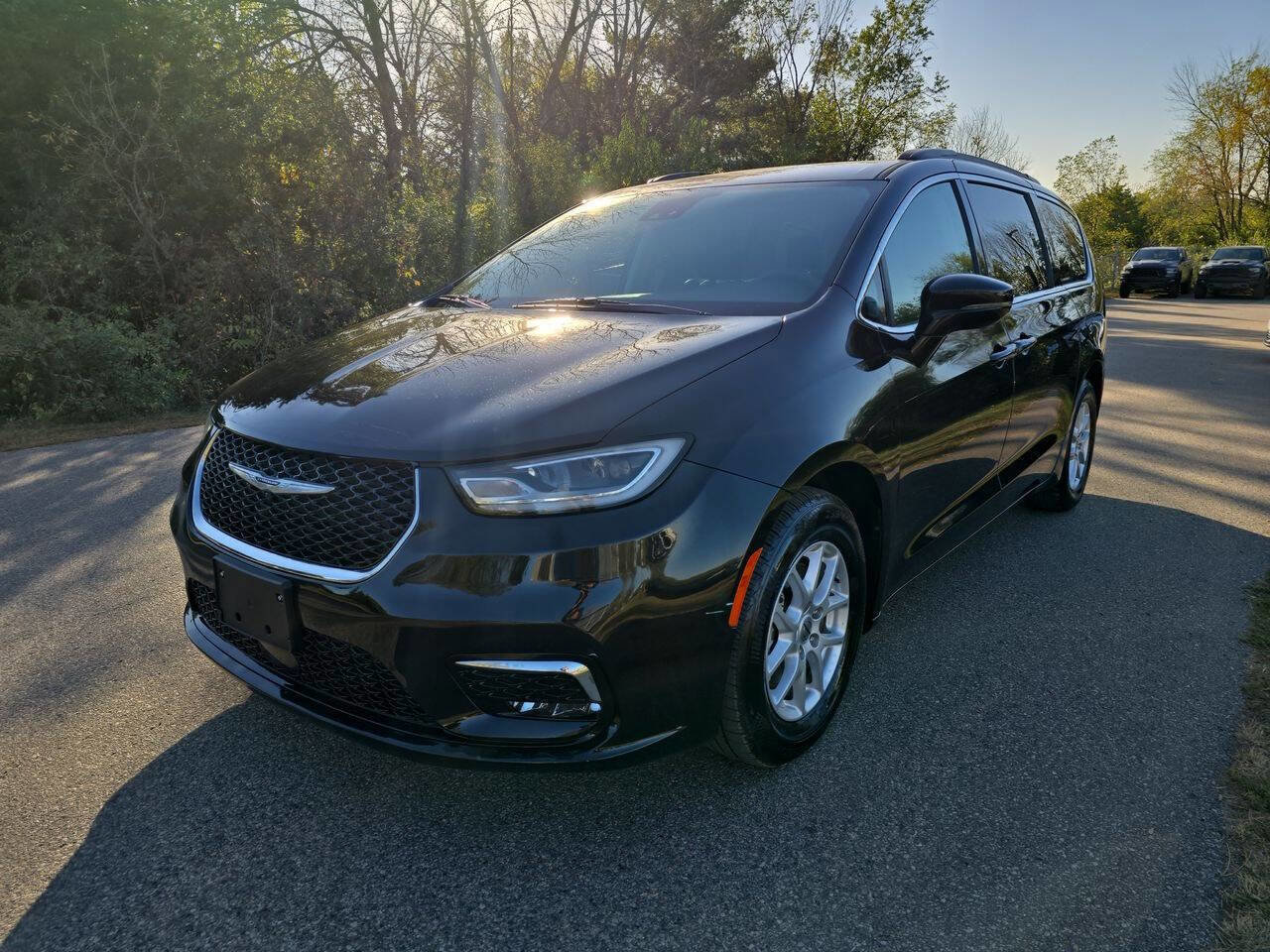 Used 2022 Chrysler Pacifica Touring-L image 2