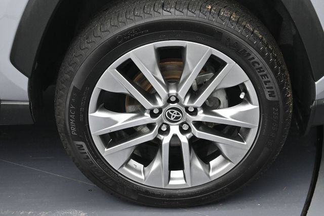 Used 2022 Toyota RAV4 XLE Premium AWD/4WD image 6