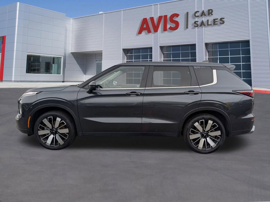 Used 2025 Mitsubishi Outlander SE FWD image 2