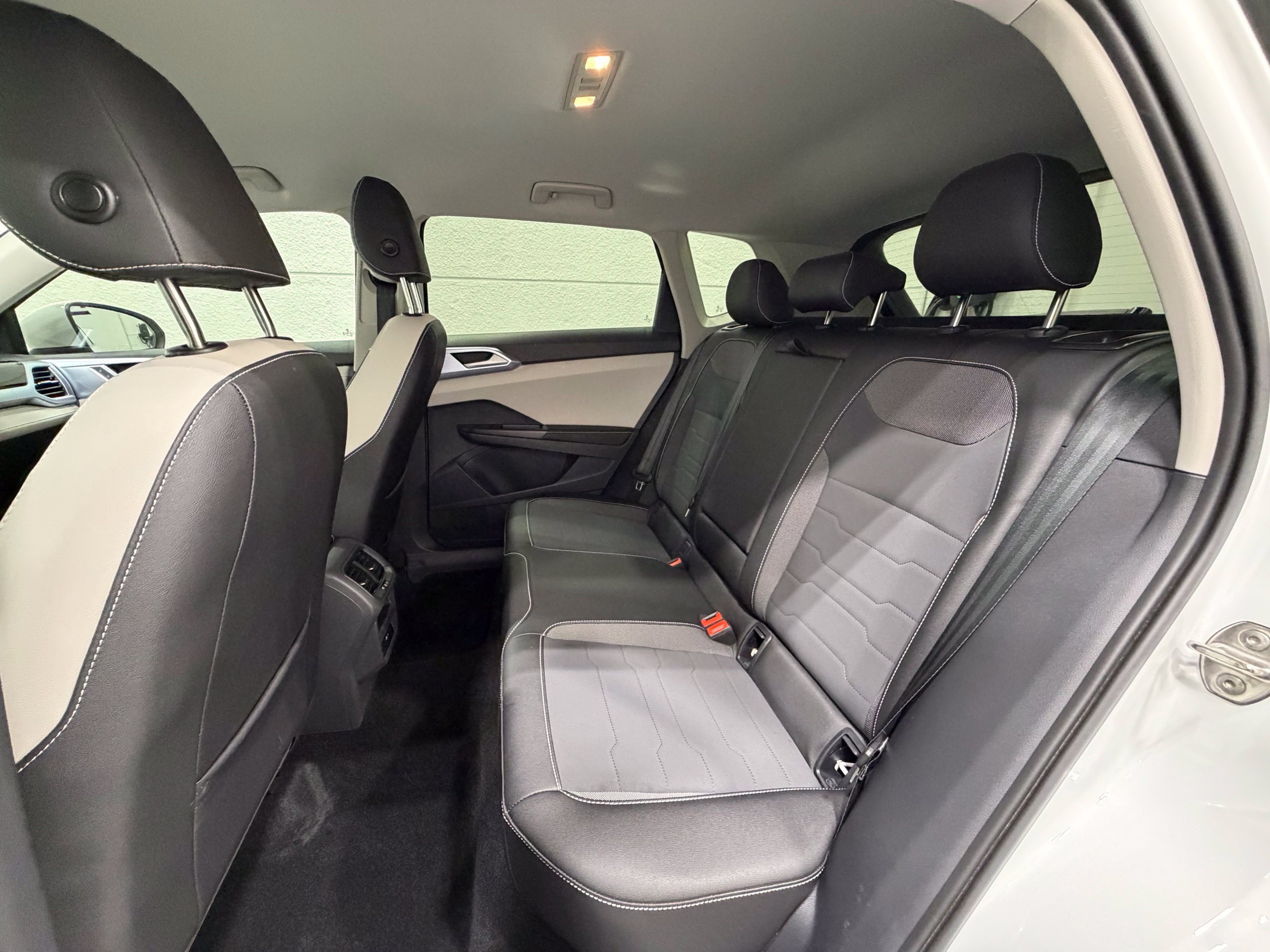 Certified 2025 Volkswagen Taos SE FWD image 22