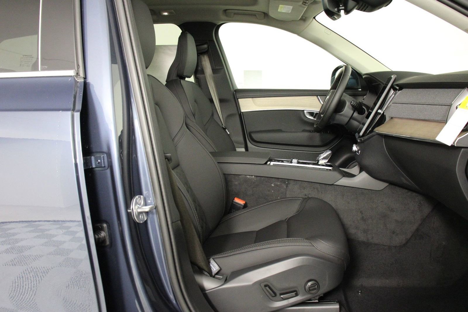 New 2025 Volvo XC90 B6 Core image 10