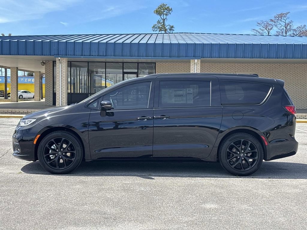 New 2026 Chrysler Pacifica Limited FWD image 2