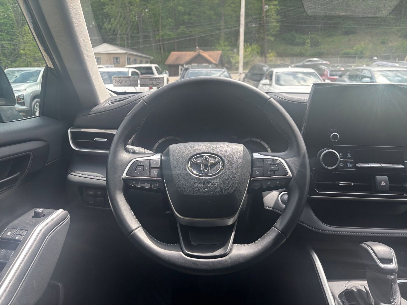 Used 2025 Toyota Highlander LE FWD image 38