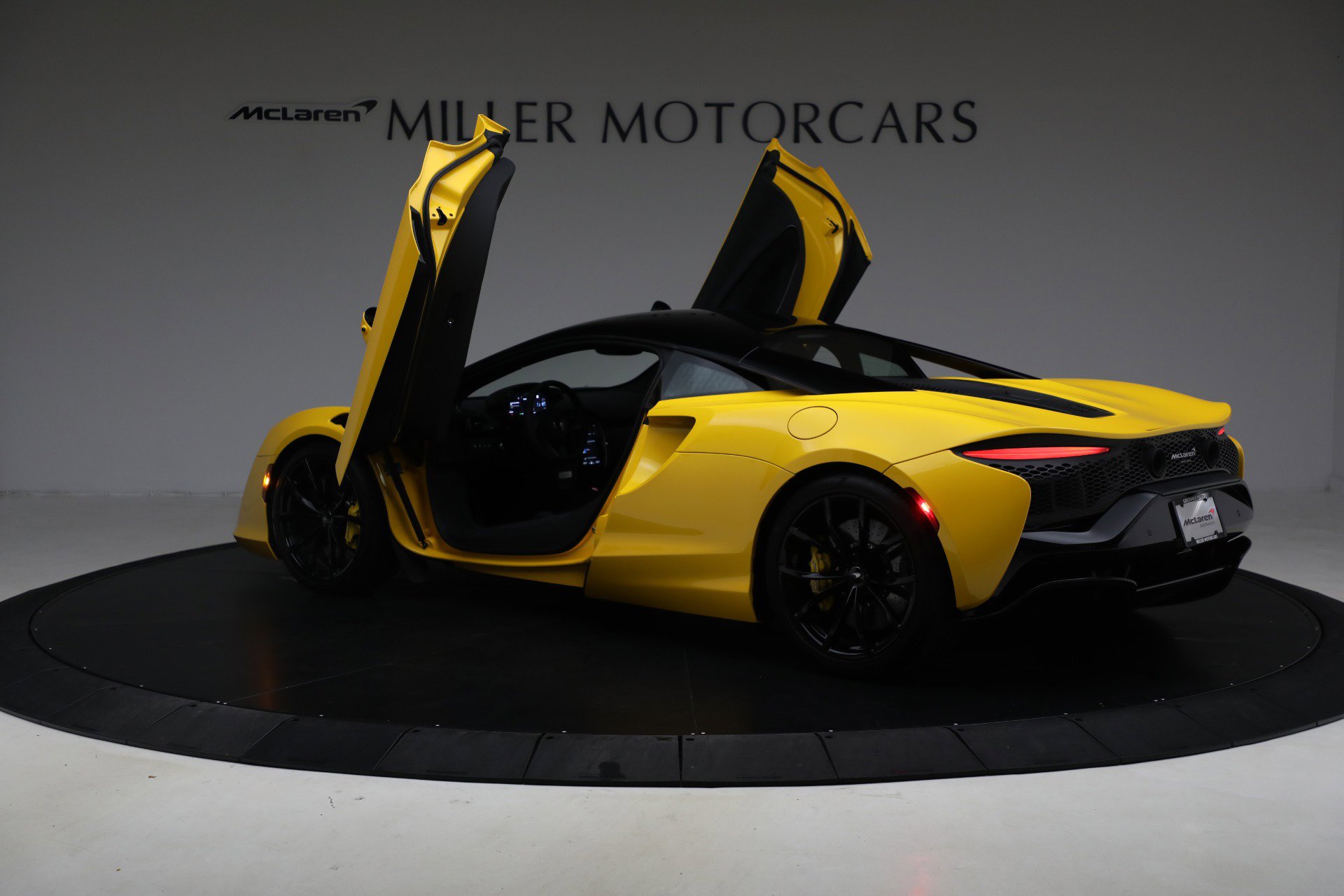 Used 2024 McLaren Artura image 16
