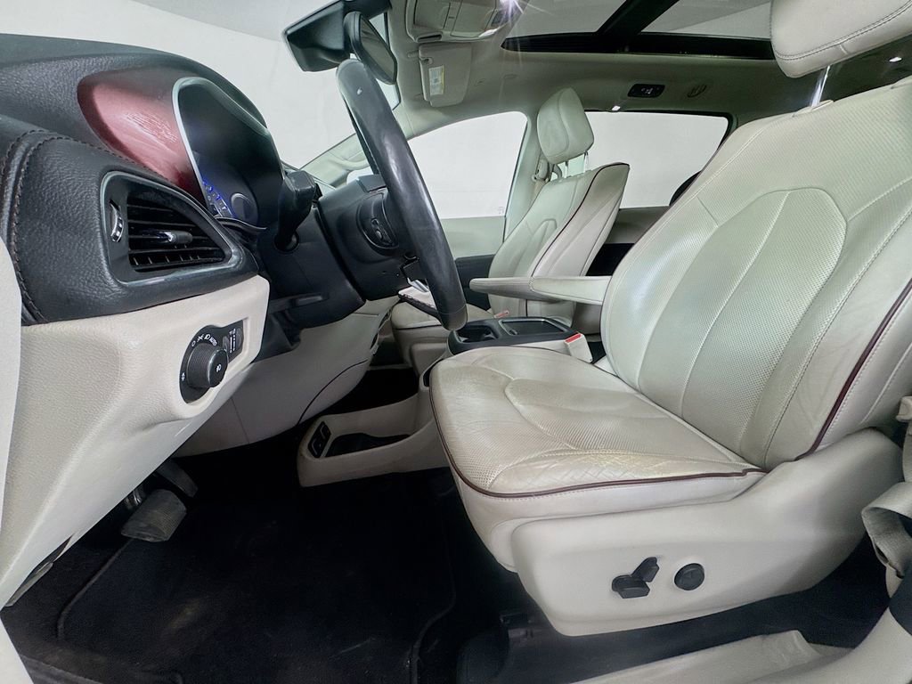Used 2019 Chrysler Pacifica Limited w/ Tire & Wheel Group image 24