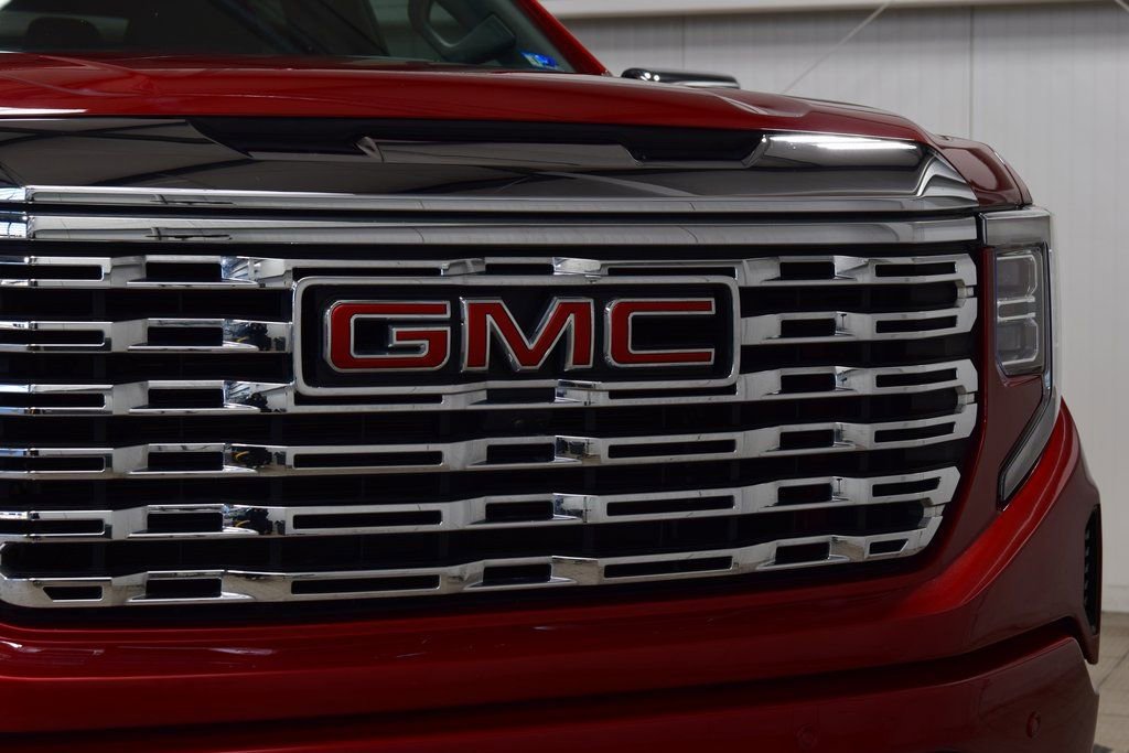 Used 2024 GMC Sierra 1500 Denali w/ Technology Package AWD/4WD image 9