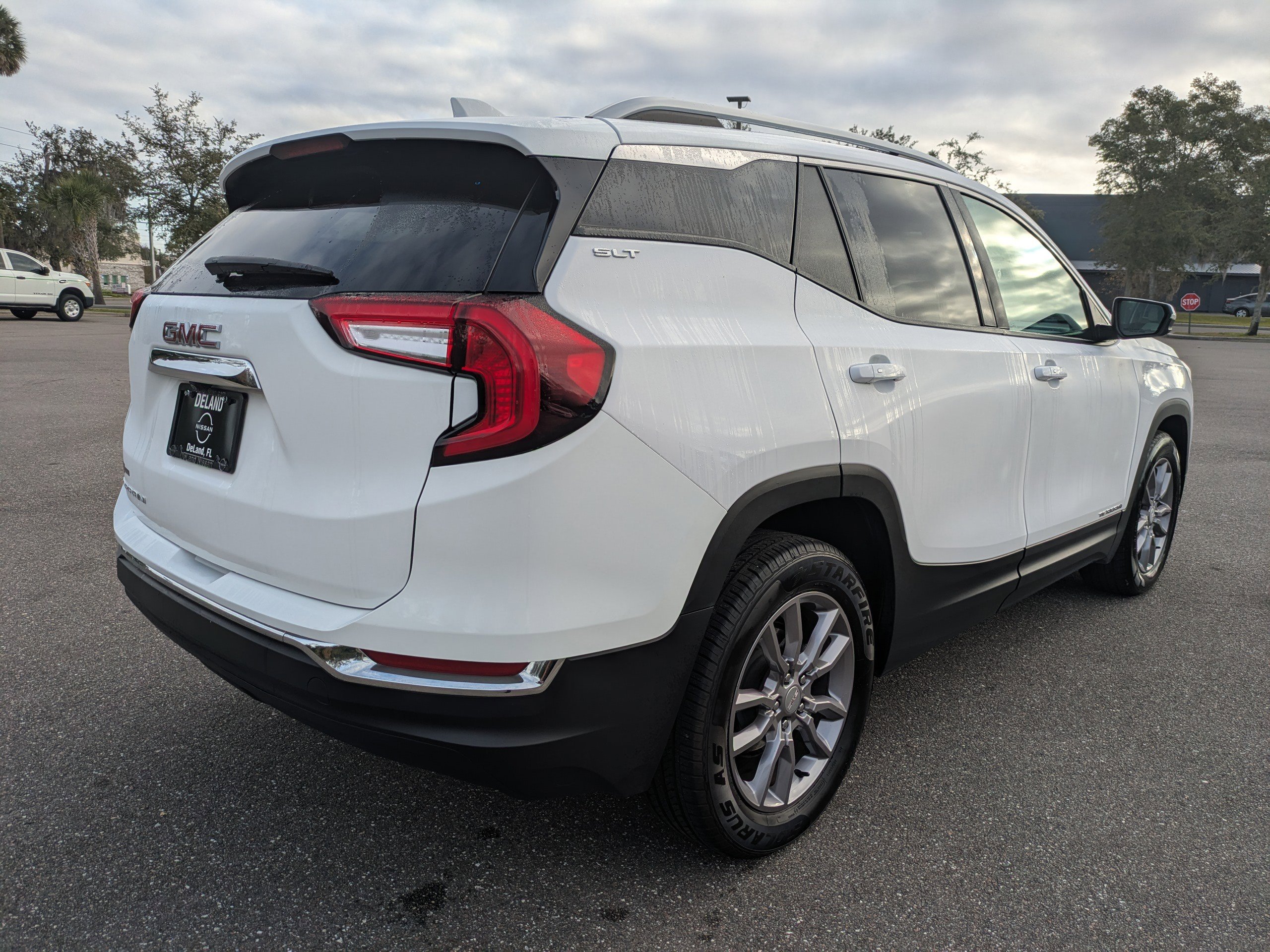 Used 2023 GMC Terrain SLT image 4