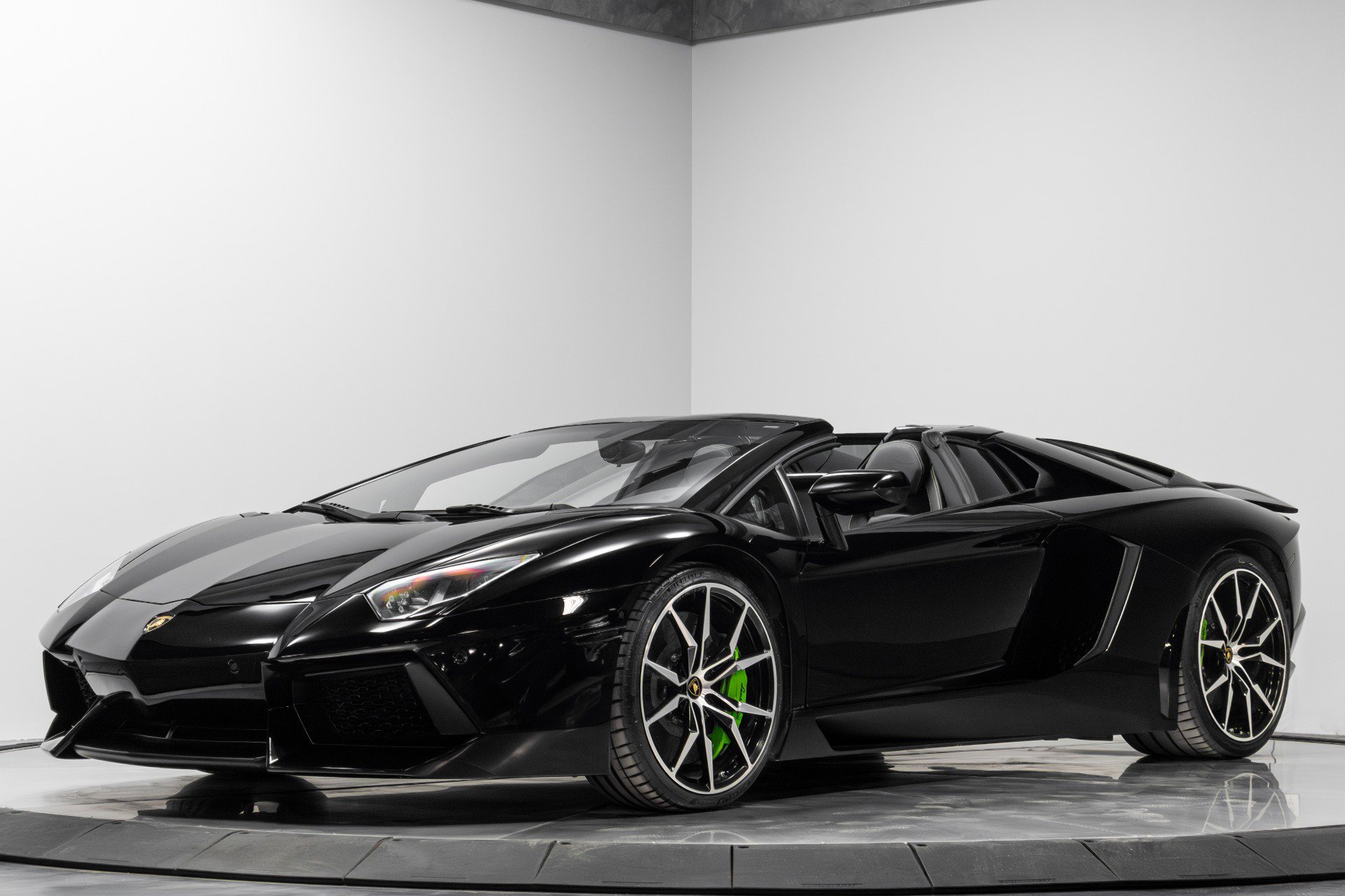 Used 2015 Lamborghini Aventador LP 700-4 image 2