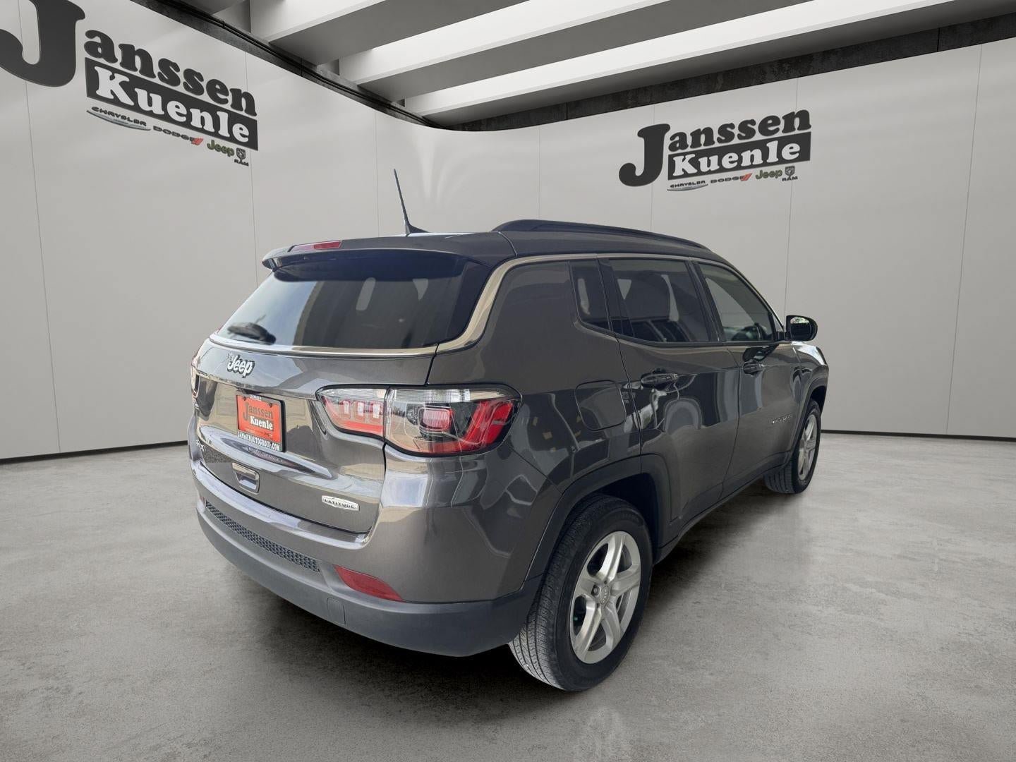 Used 2023 Jeep Compass Latitude w/ Convenience Group AWD/4WD image 3