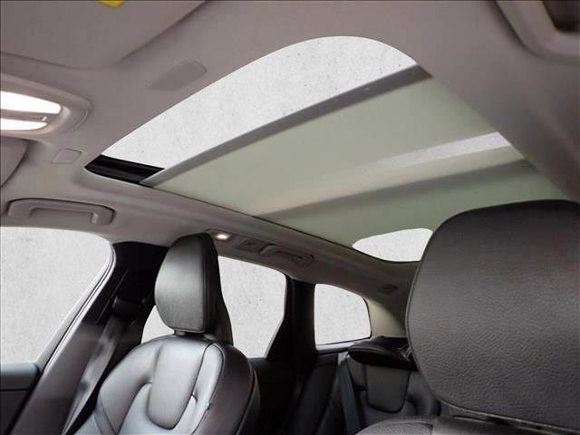 Used 2022 Volvo XC60 B5 Momentum image 16