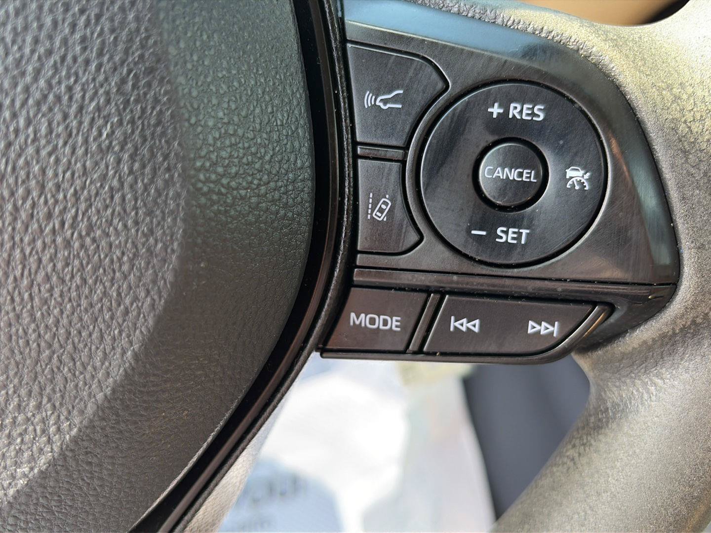 Used 2022 Toyota RAV4 LE FWD image 14