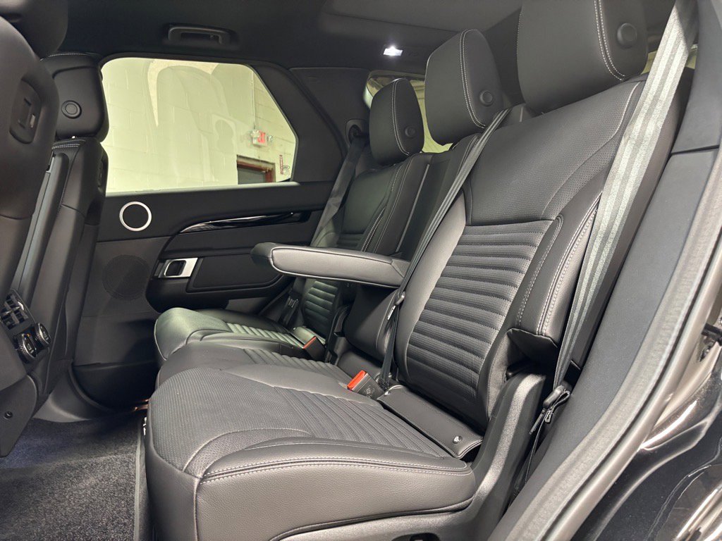 Used 2025 Land Rover Discovery S image 25