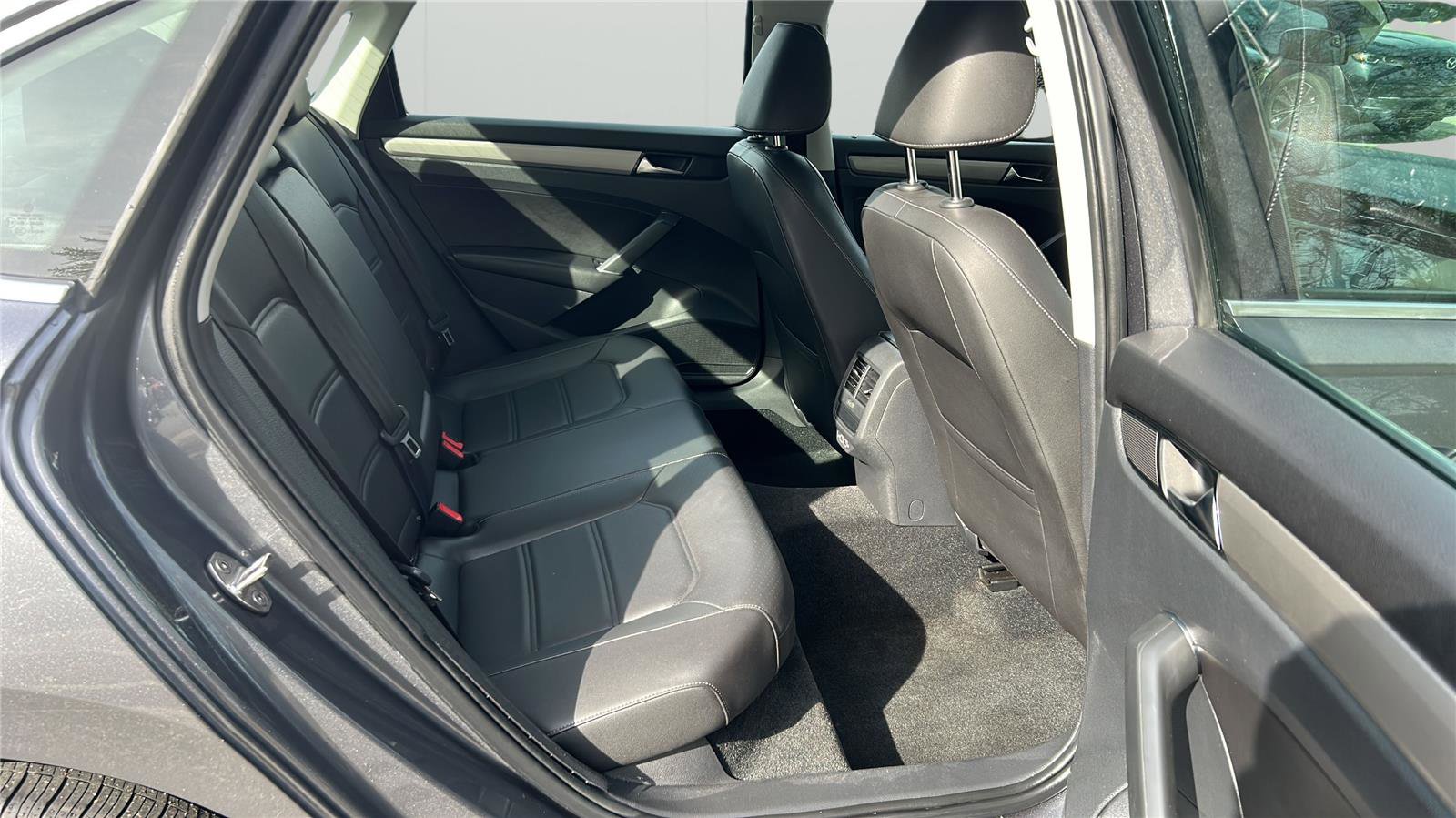 Used 2020 Volkswagen Passat 2.0T SE image 14