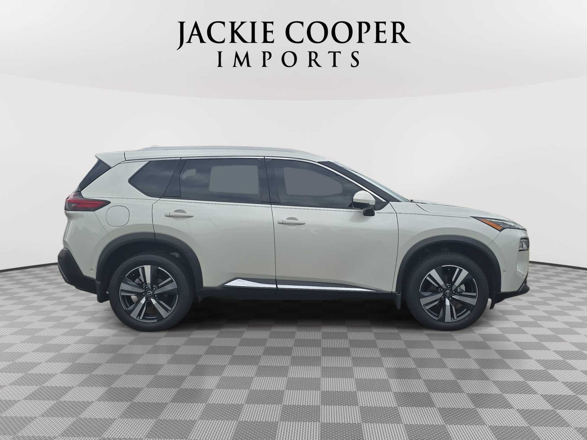 Used 2023 Nissan Rogue SL w/ SL Premium Package FWD image 4