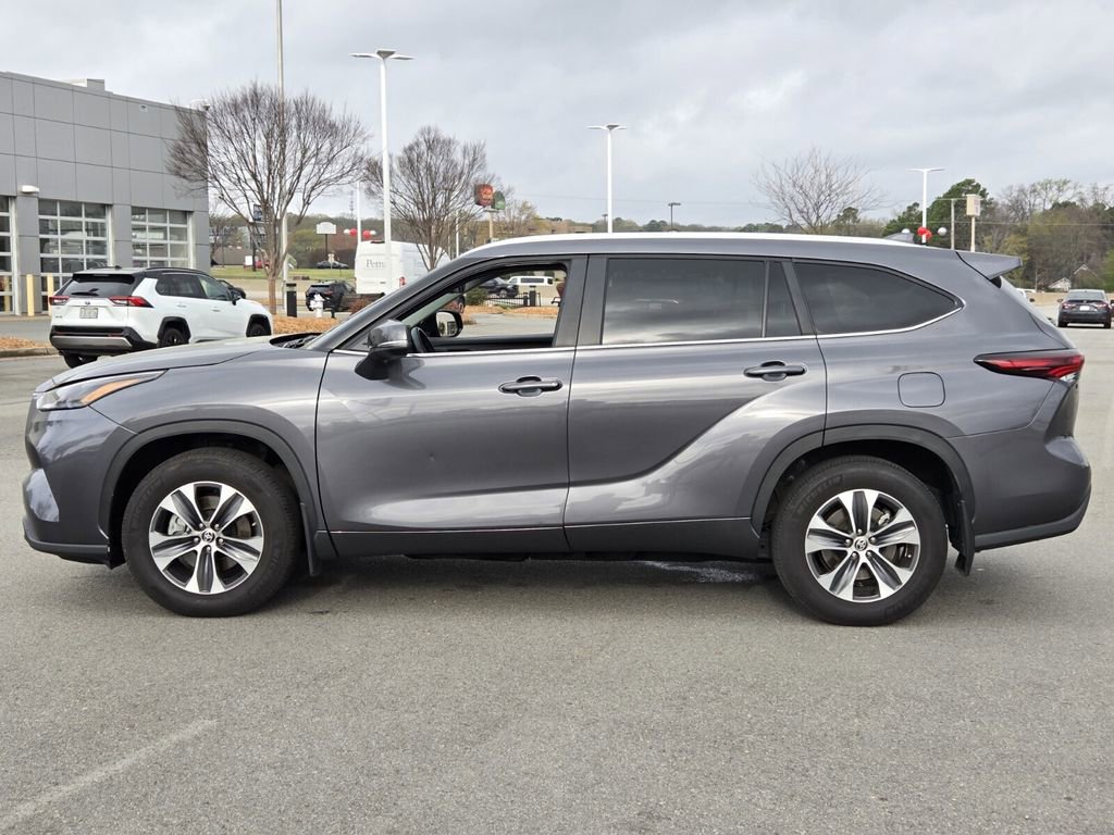 Used 2025 Toyota Highlander XLE image 2