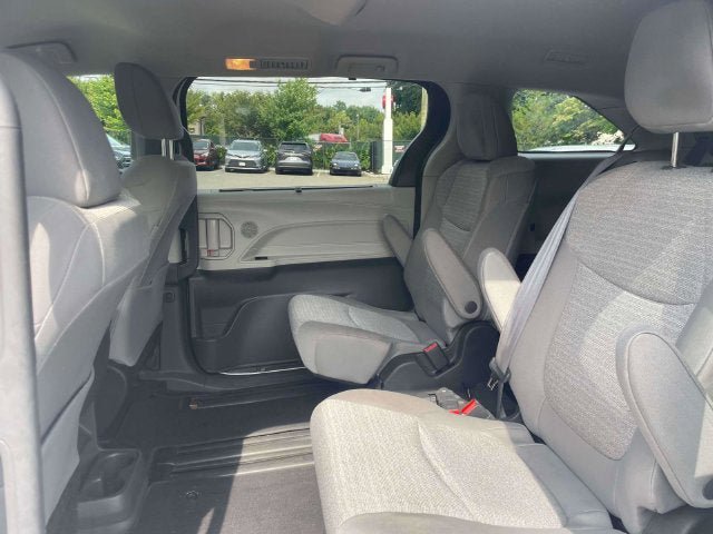 Used 2022 Toyota Sienna LE FWD image 14