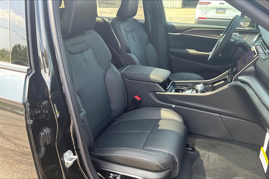 New 2025 Jeep Grand Cherokee Overland w/ Luxury Tech Group IV image 8