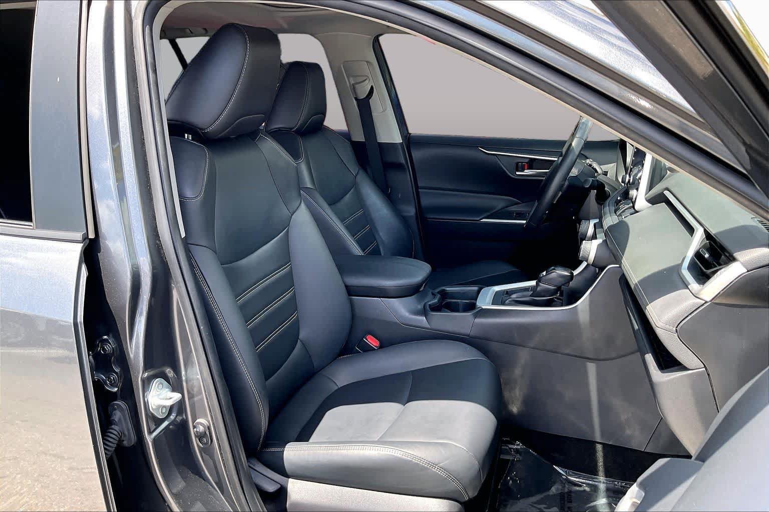 Used 2020 Toyota RAV4 XLE Premium FWD image 9