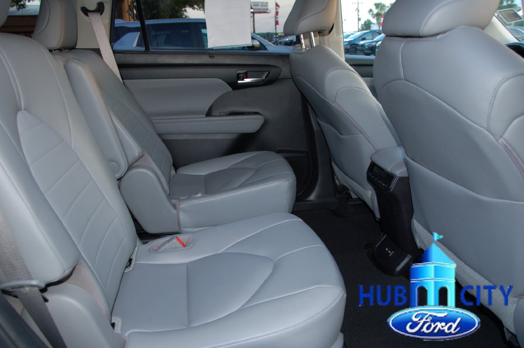 Used 2023 Toyota Highlander XLE FWD image 14