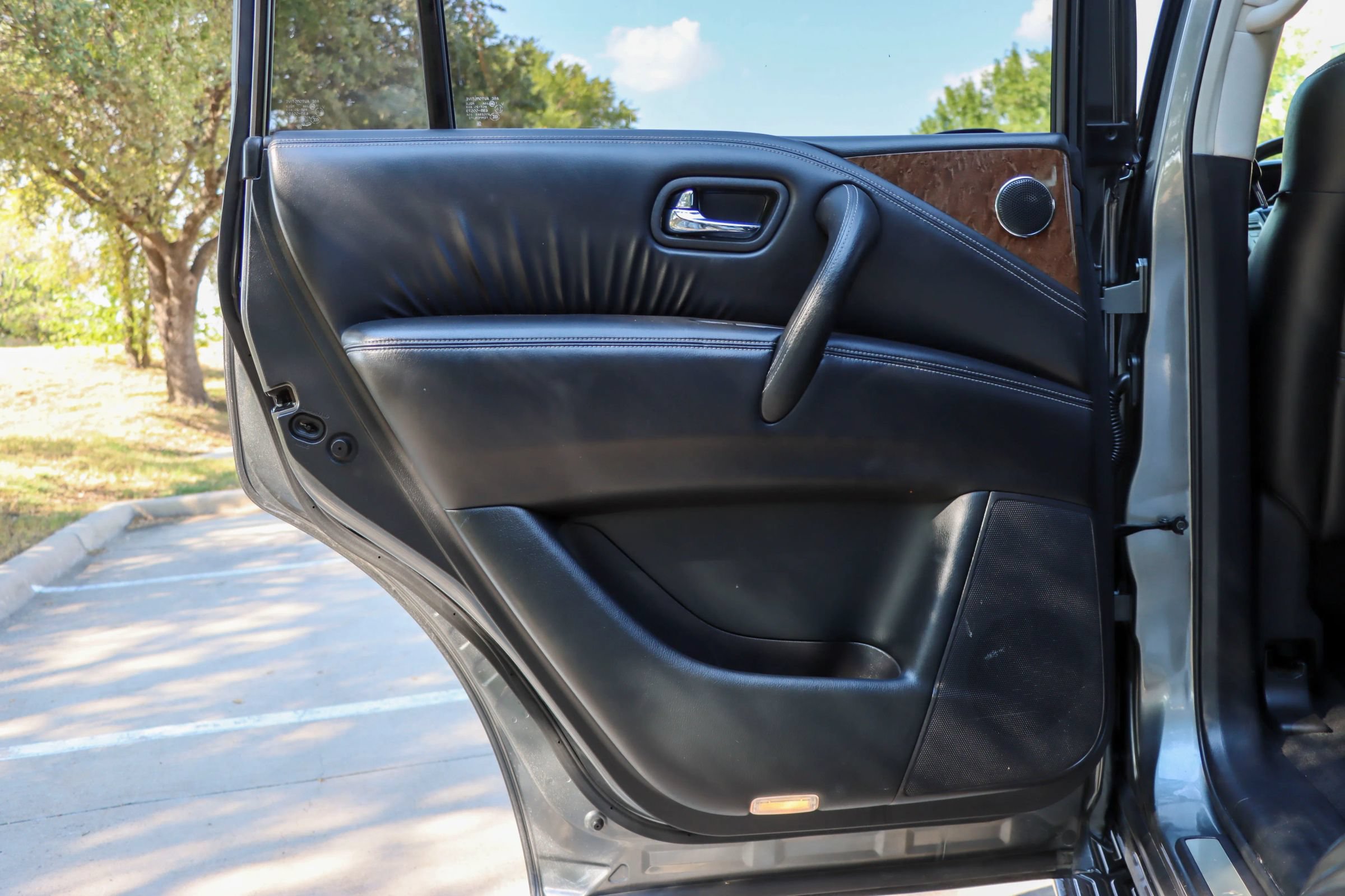 Used 2017 INFINITI QX80 4WD image 12