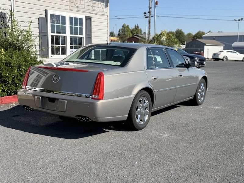 Used 2006 Cadillac DTS w/ Trunk Convenience Package FWD image 5