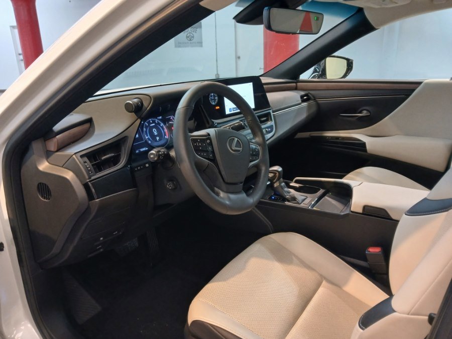 Used 2023 Lexus ES 250 w/ Premium Package image 8
