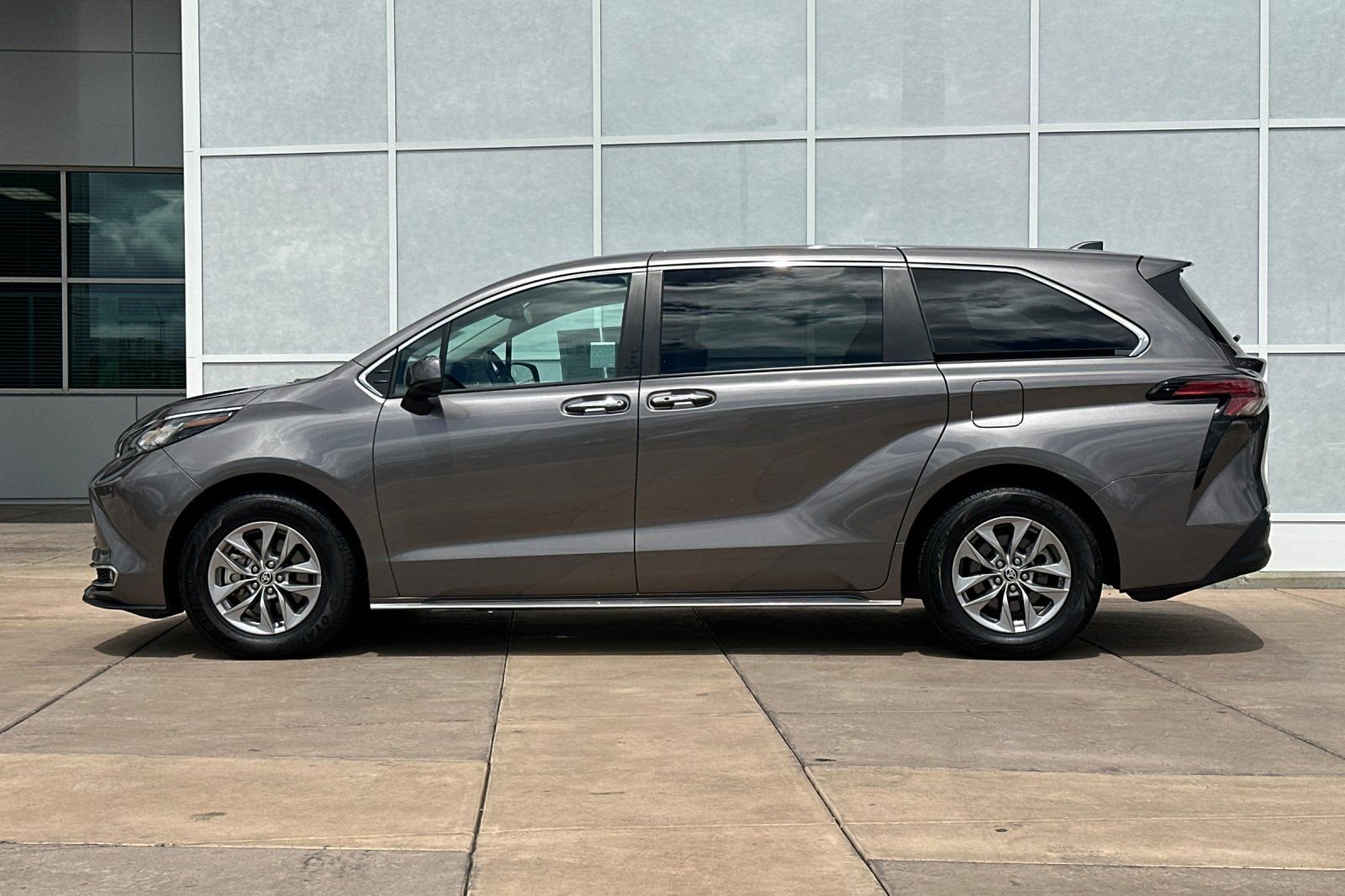 Certified 2022 Toyota Sienna XLE FWD image 8