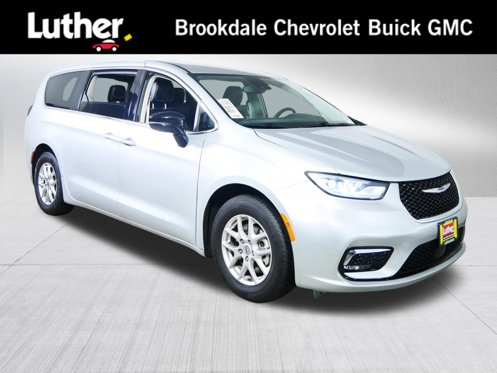 Used 2024 Chrysler Pacifica Touring-L image 1