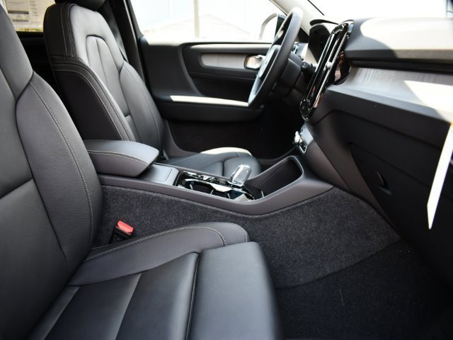 New 2025 Volvo XC40 B5 Plus w/ Protection Package Premier image 28