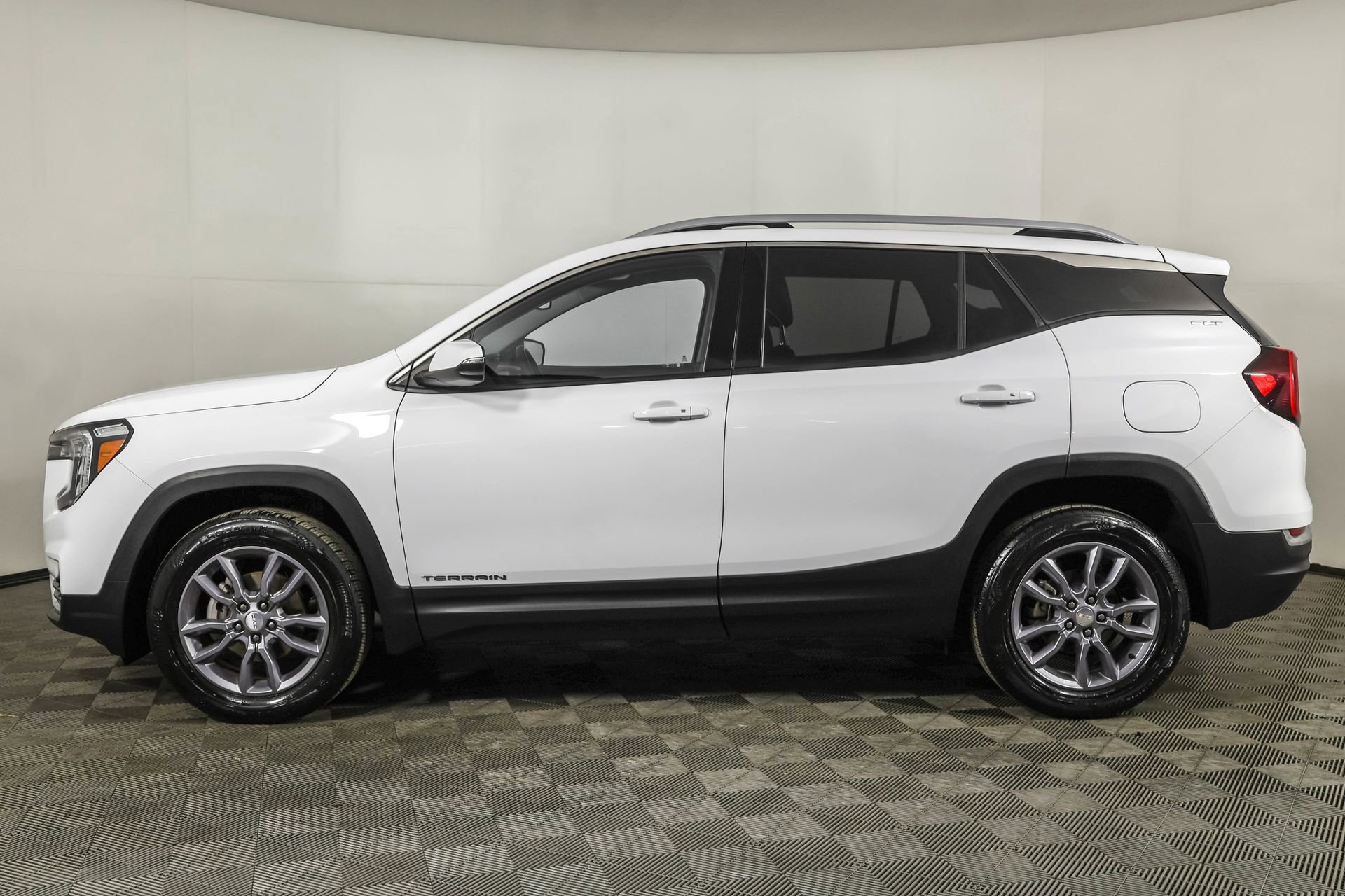 Used 2023 GMC Terrain SLT image 20