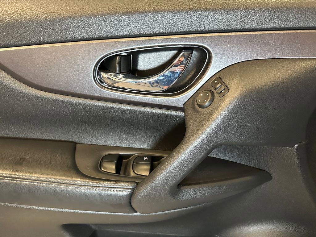 Used 2016 Nissan Rogue SV AWD/4WD image 19