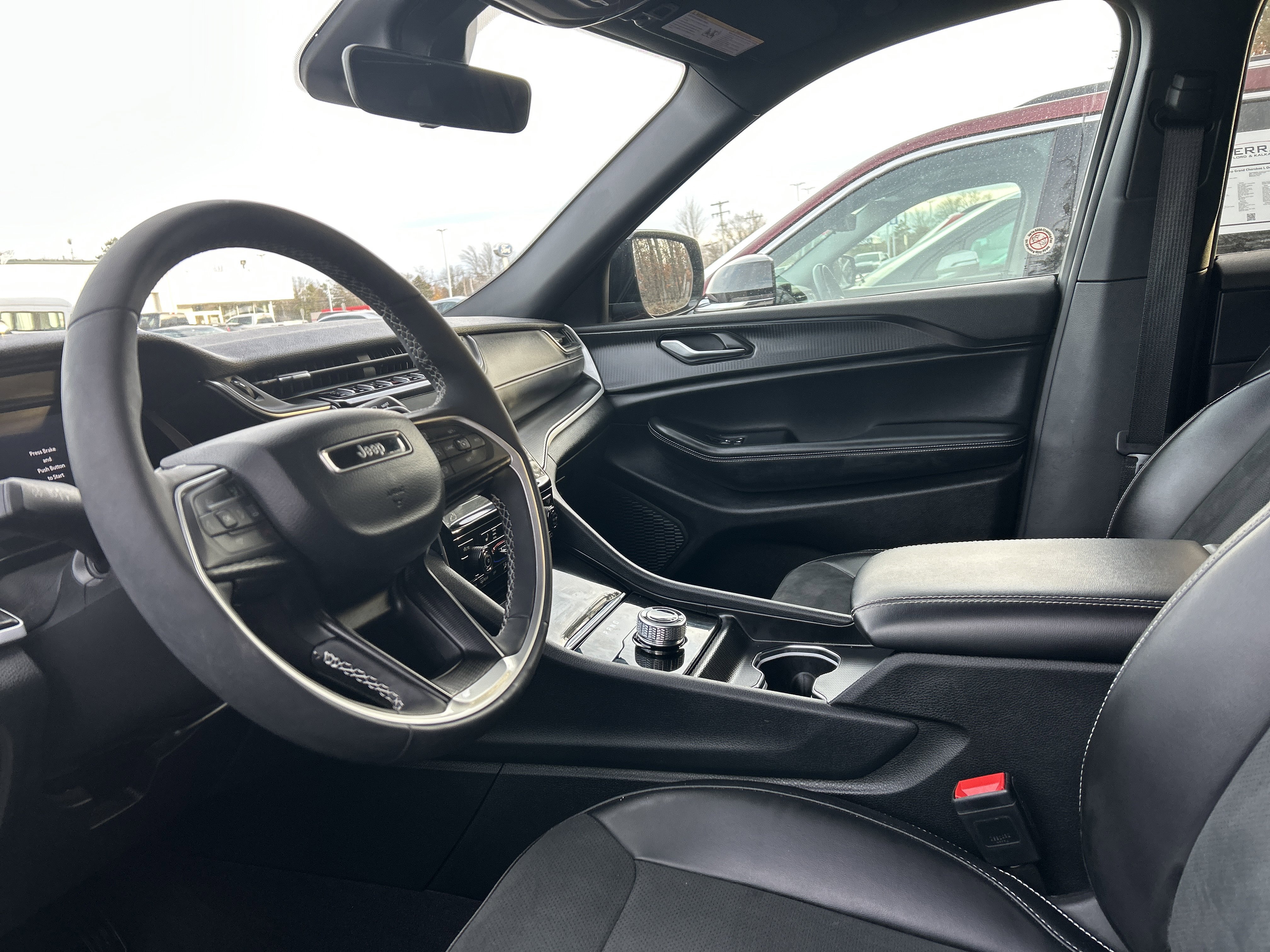 Used 2025 Jeep Grand Cherokee Altitude image 11