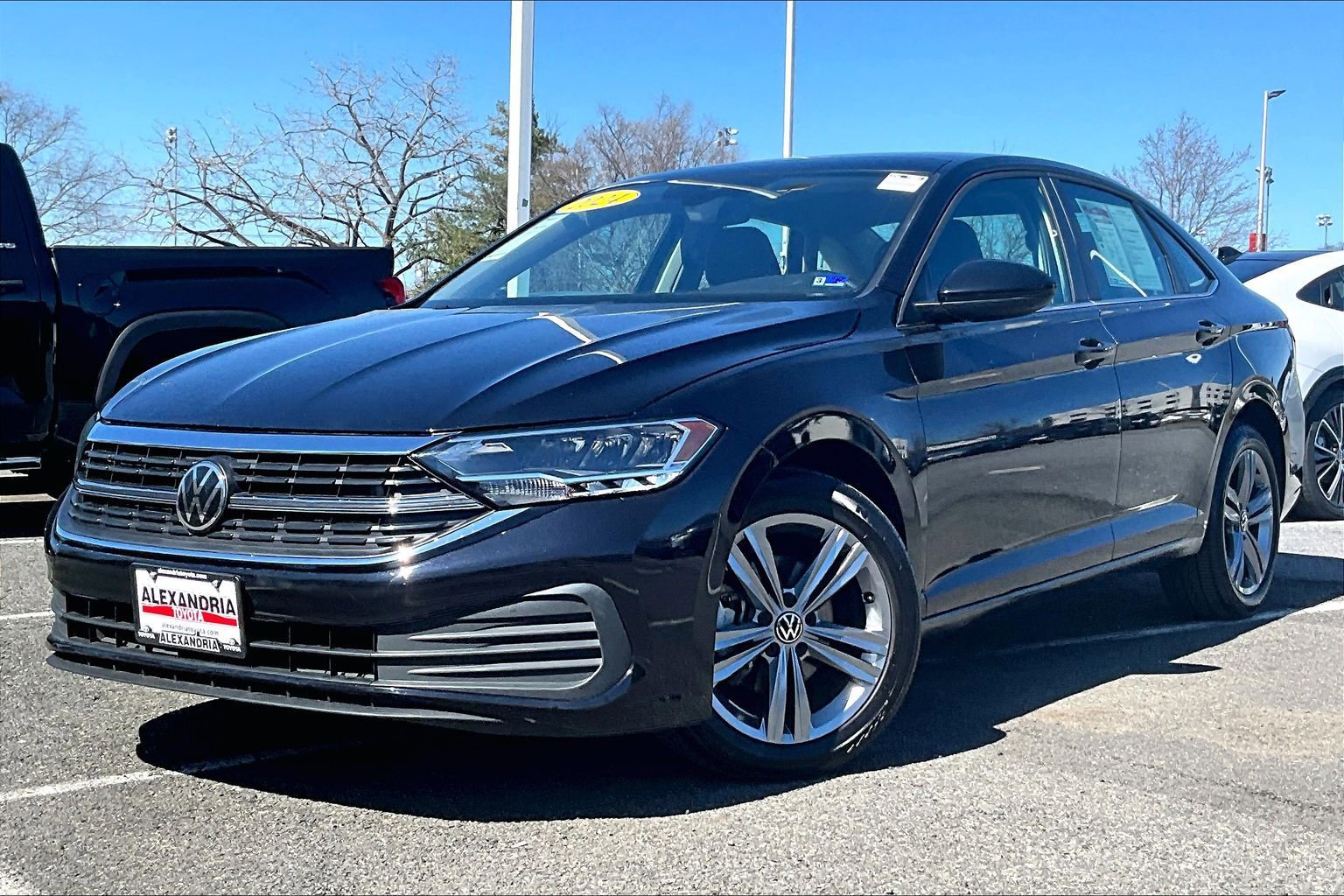 Used 2024 Volkswagen Jetta SE image 1