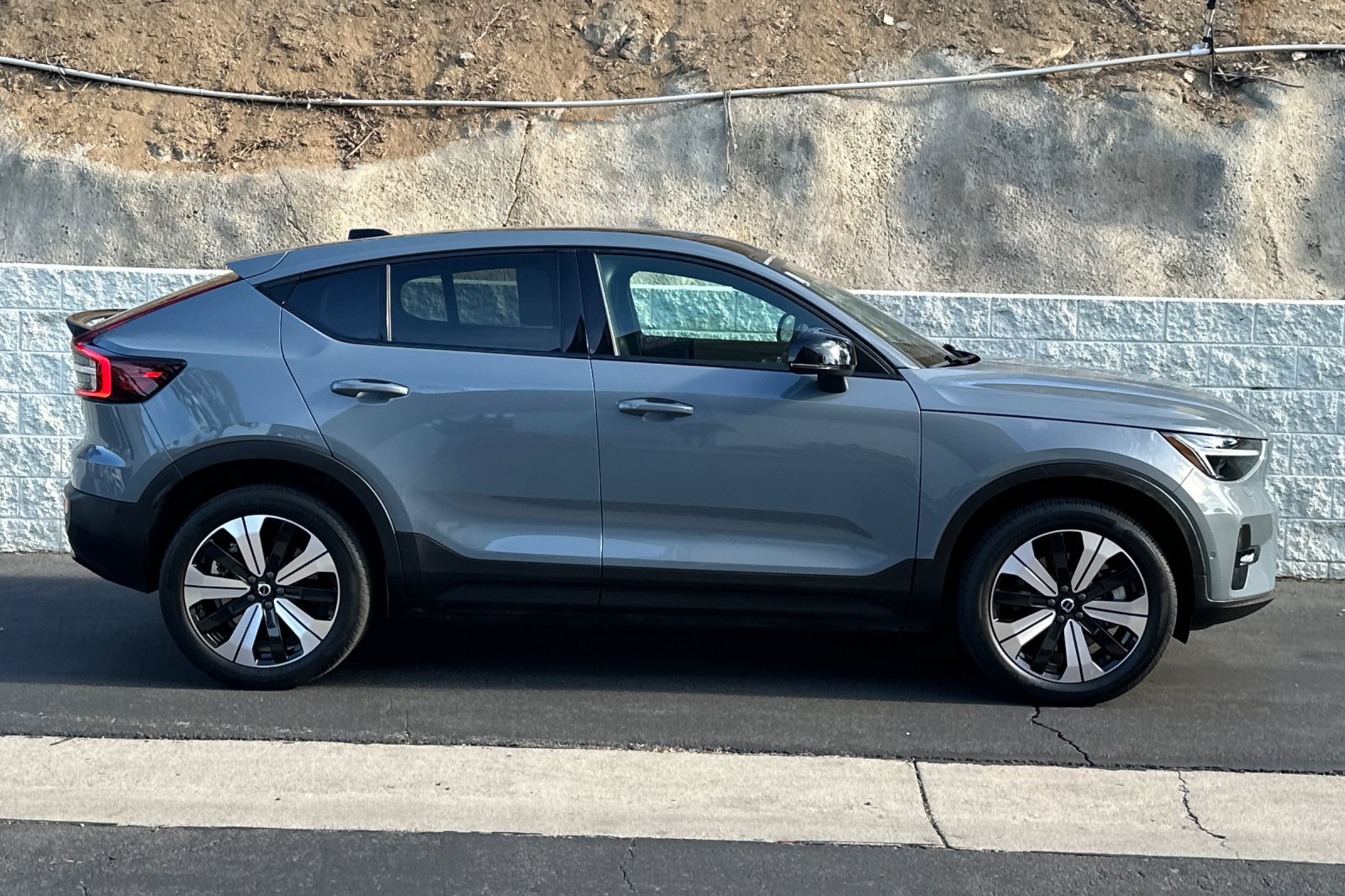 Certified 2023 Volvo C40 P8 Recharge Plus w/ Climate Package AWD/4WD image 3