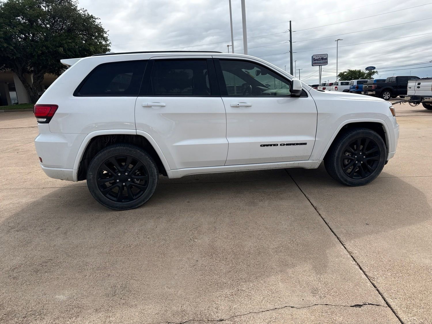 Used 2018 Jeep Grand Cherokee Altitude RWD image 8