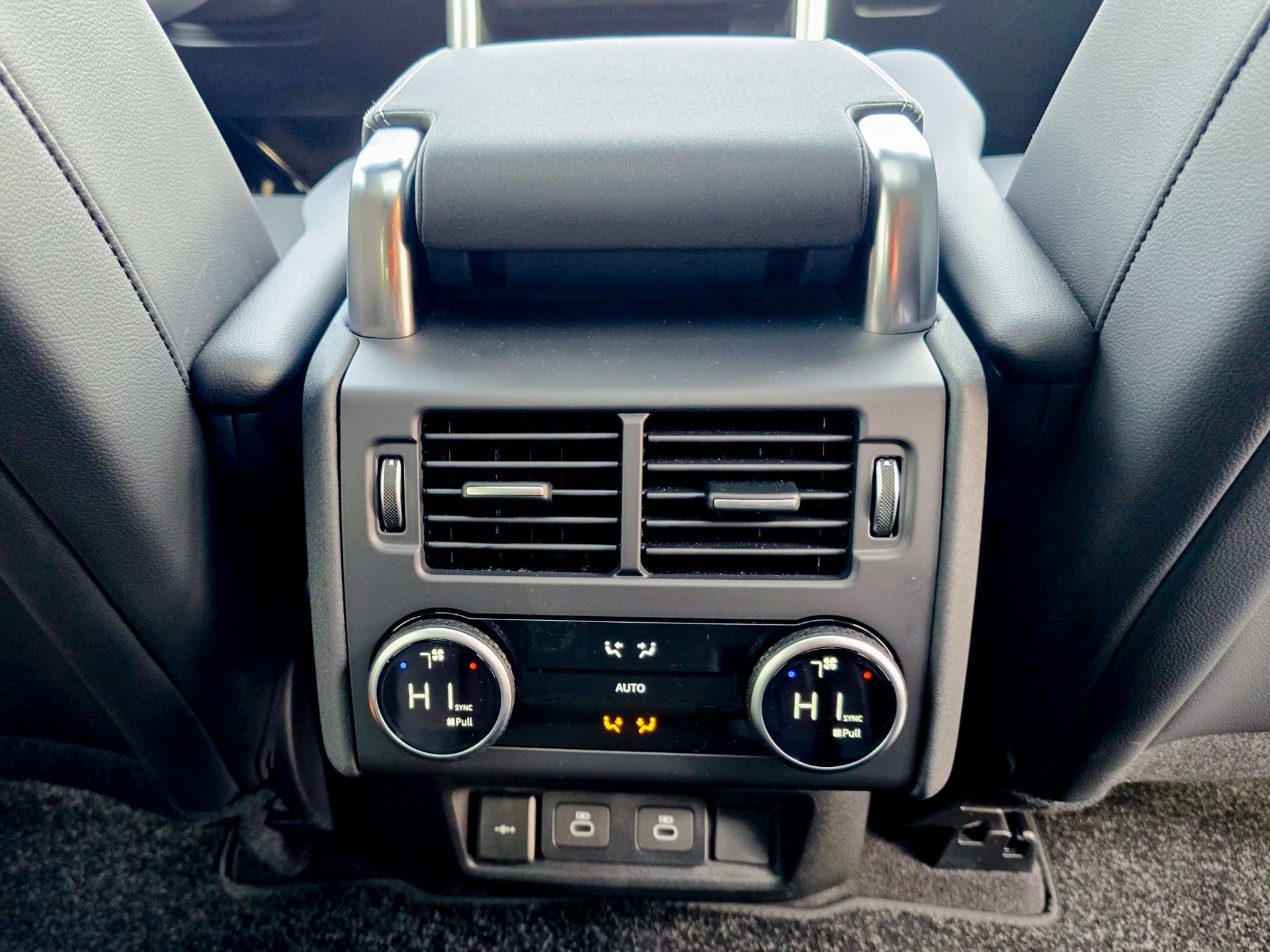 Used 2025 Land Rover Discovery Dynamic SE image 13