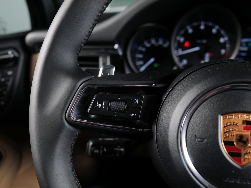Certified 2026 Porsche Macan AWD/4WD image 11